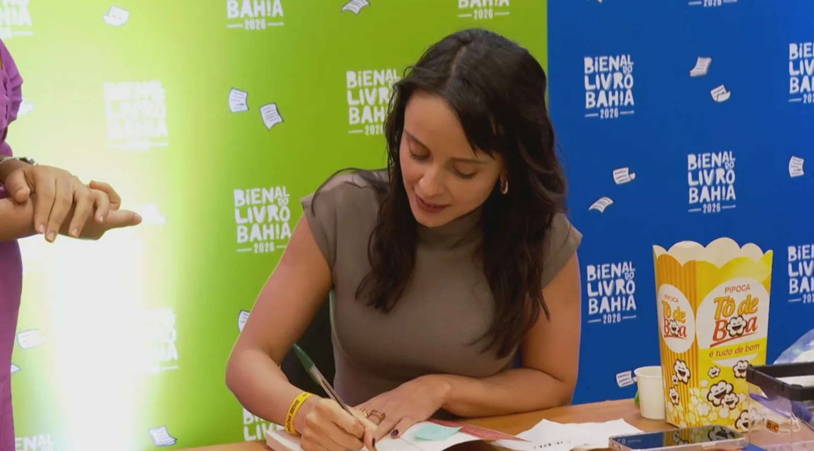 Aline Bei falando em um evento literário, Bienal do Livro Bahia, autora brasileira