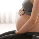 Mãe e filho felizes na Suécia, representando a gravidez independente com apoio do governo