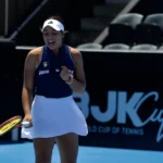 Naná Silva em quadra de saibro durante o Madrid Open, pronta para sacar ou receber a bola.