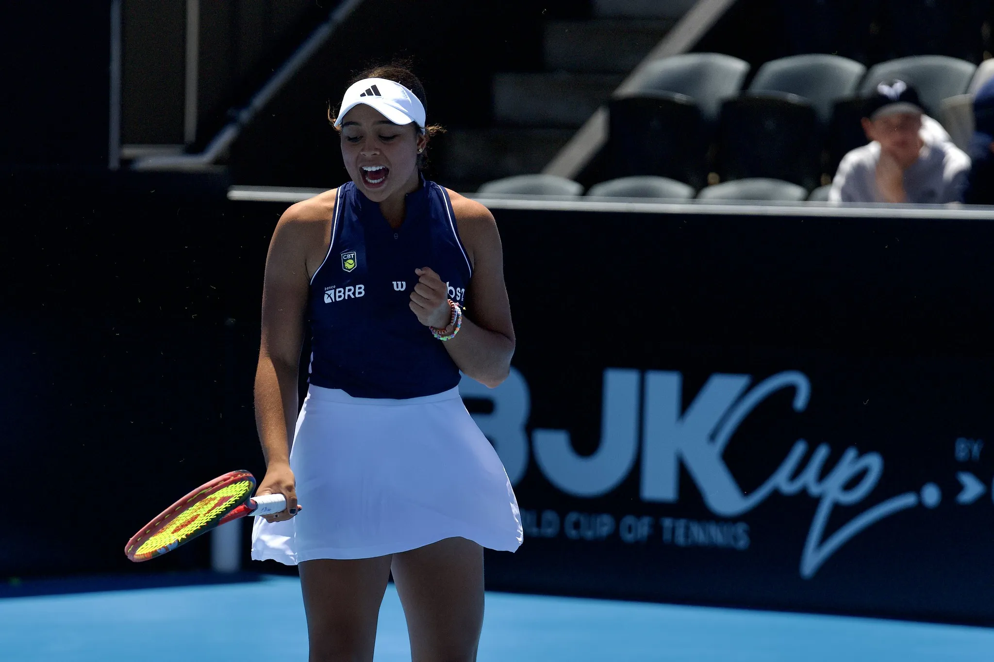 Naná Silva em quadra de saibro durante o Madrid Open, pronta para sacar ou receber a bola.