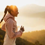 Pessoa caminhando rápido na esteira, adaptando o exercício ao seu ritmo