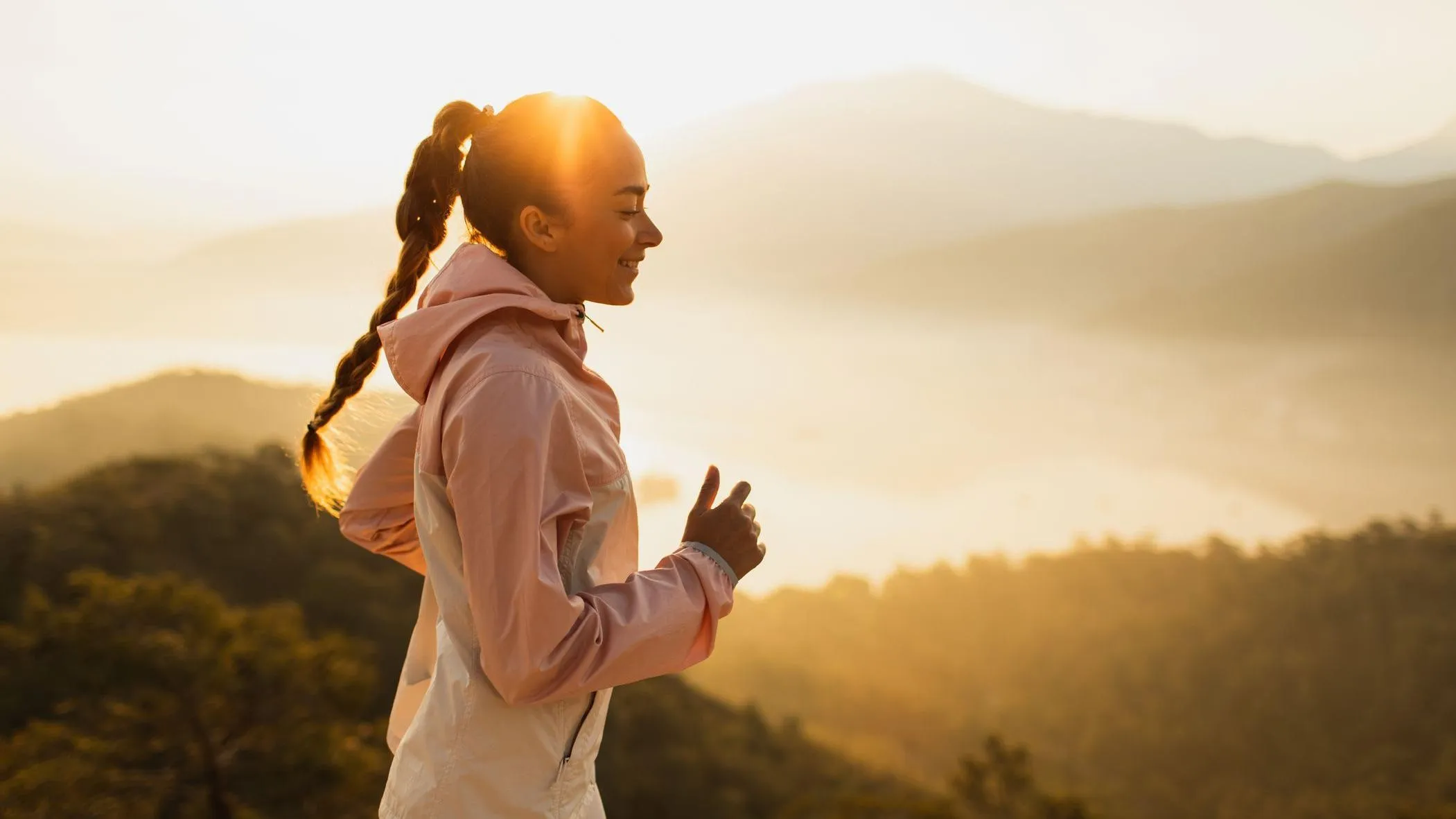 Pessoa caminhando rápido na esteira, adaptando o exercício ao seu ritmo