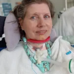 Mulher com Esclerose Lateral Amiotrófica se comunicando por movimento dos olhos em UTI