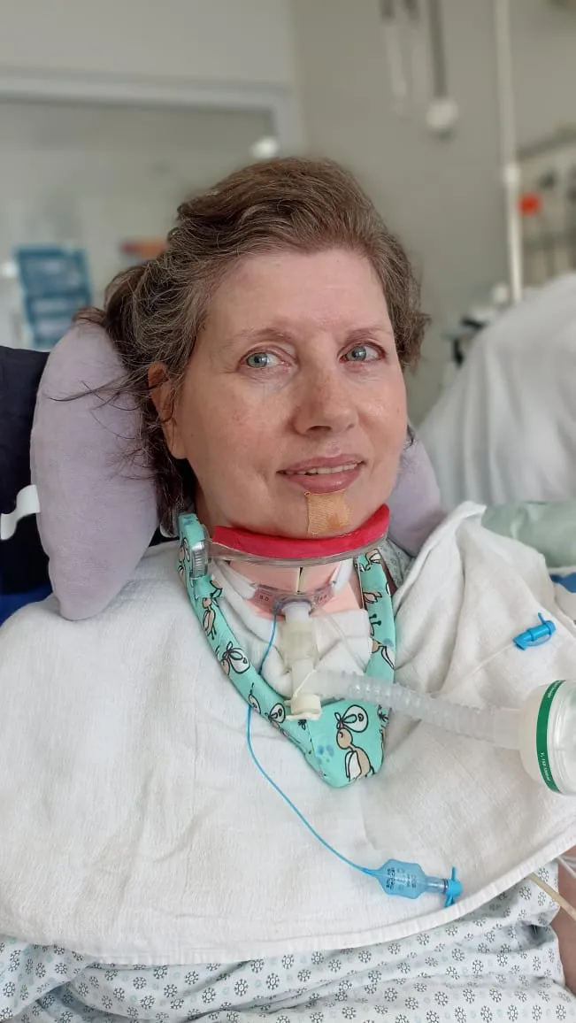 Mulher com Esclerose Lateral Amiotrófica se comunicando por movimento dos olhos em UTI