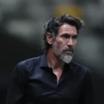Treinador Eduardo Domínguez do Atlético-MG com expressão séria no jogo