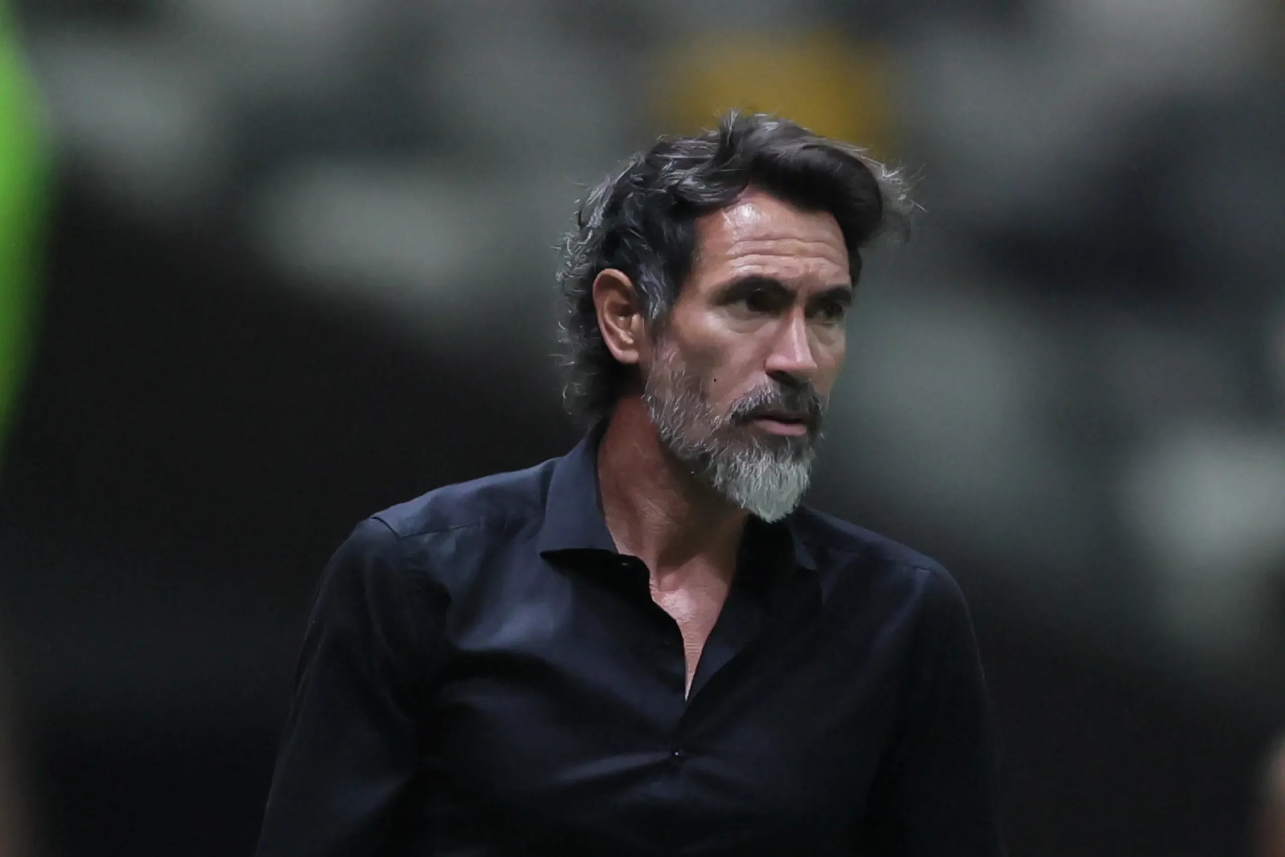 Treinador Eduardo Domínguez do Atlético-MG com expressão séria no jogo