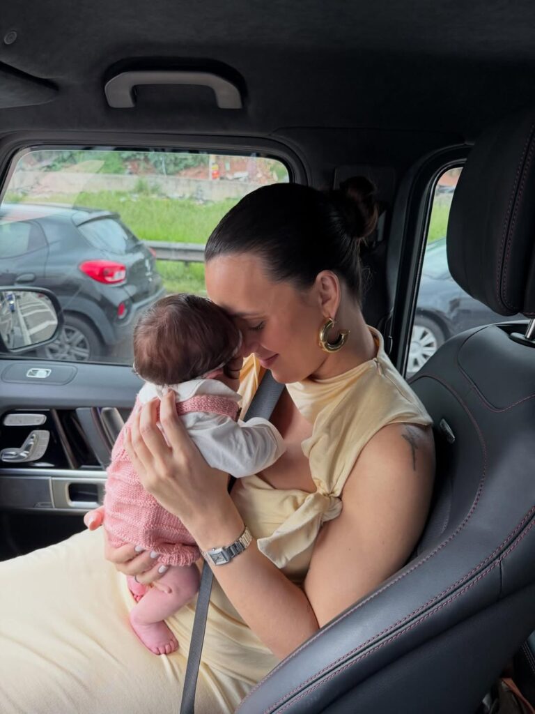 Nattan, Rafa Kalimann e filha Zuza em foto de família