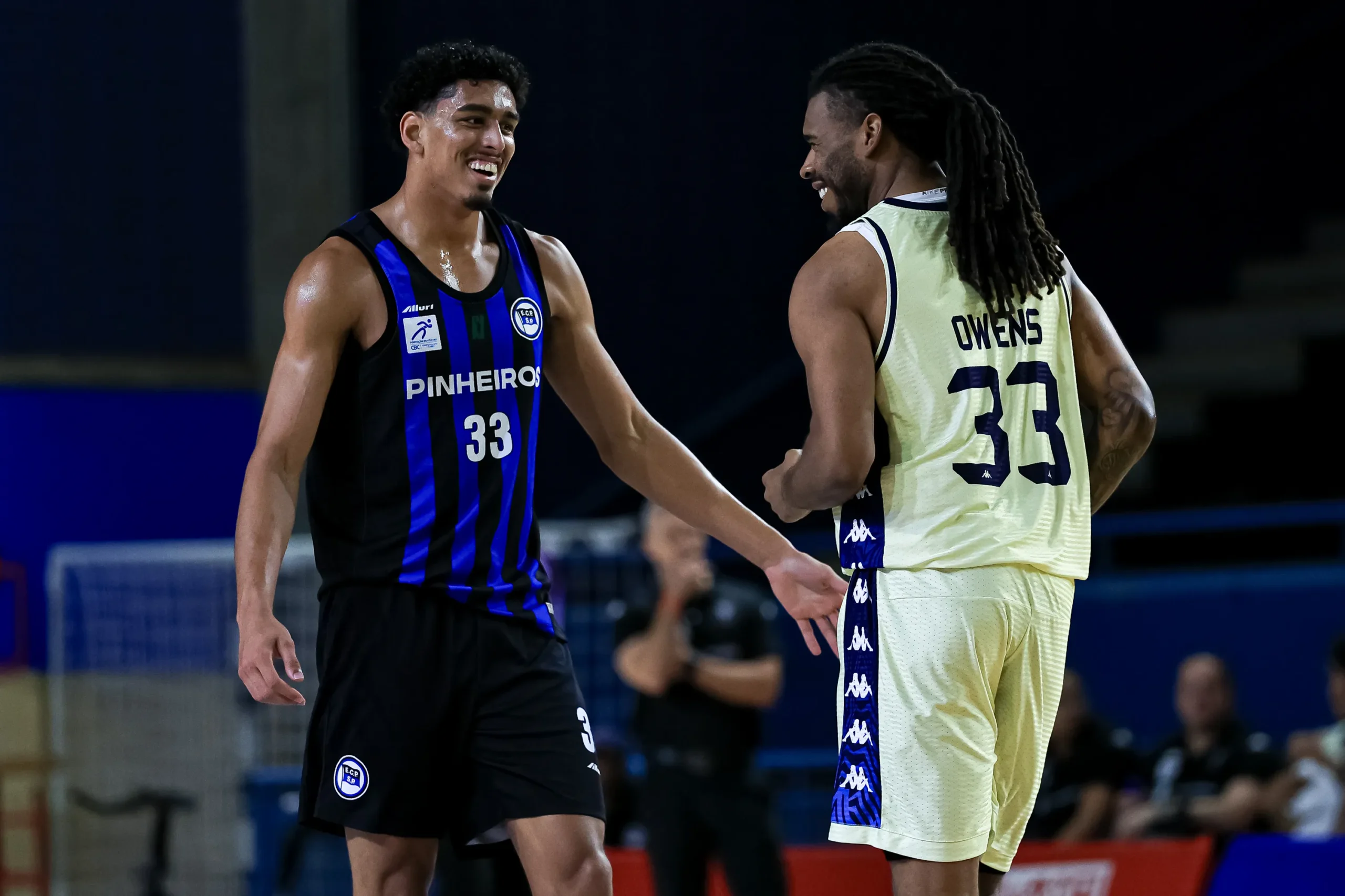 Jogadores do Pinheiros e Rio Claro em ação durante jogo do NBB