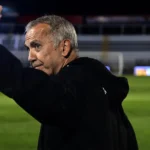 Nelsinho Baptista se aposenta do futebol