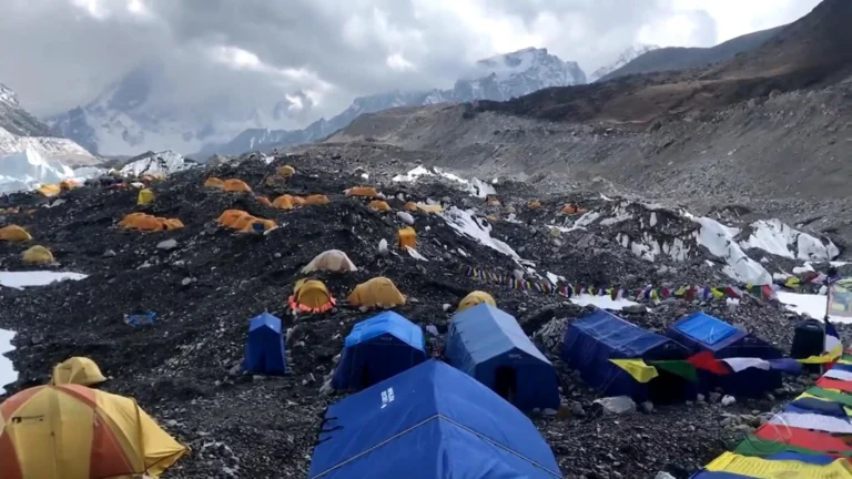 Tendas no acampamento base do Everest, cenário das fraudes contra turistas no Nepal.