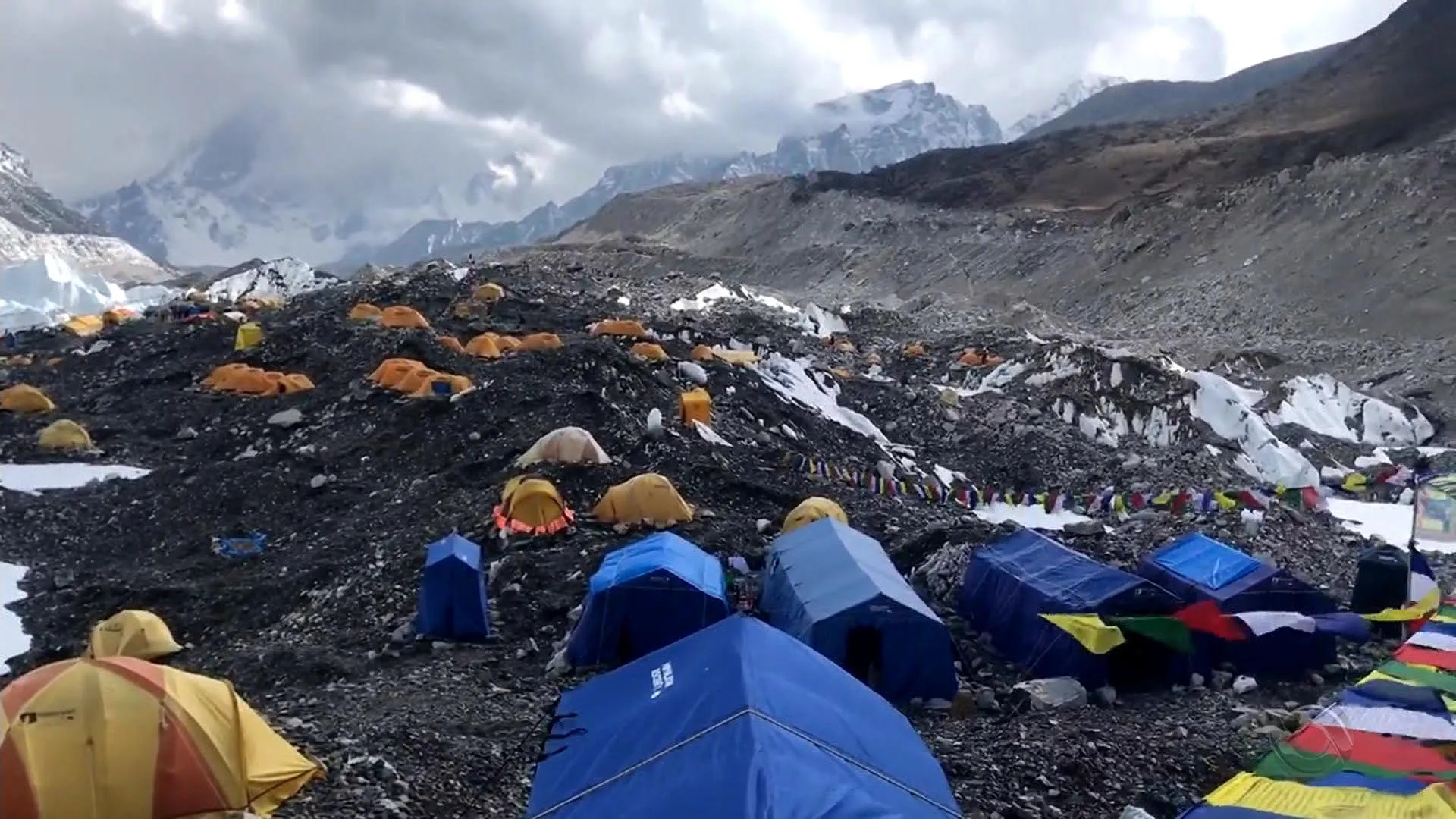 Tendas no acampamento base do Everest, cenário das fraudes contra turistas no Nepal.