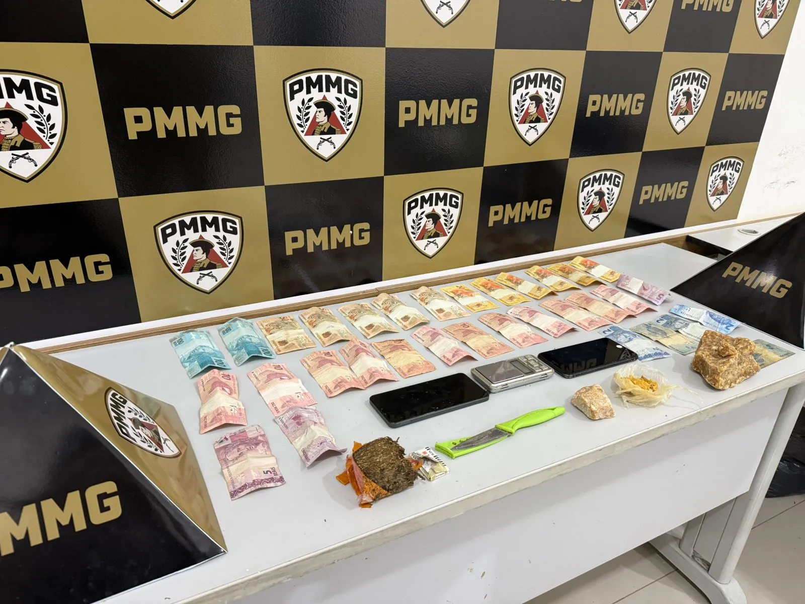 Drogas apreendidas, dinheiro e balança de precisão na operação contra tráfico em Jaíba.