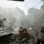 Mãos em mesa de negociação com mapa do Oriente Médio, simbolizando o cessar-fogo e a exclusão do Líbano.