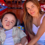 Noah, neto de Ratinho, em foto de família comemorando 8 anos