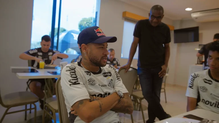 Neymar pensativo após experiências no Santos e Copa 2022