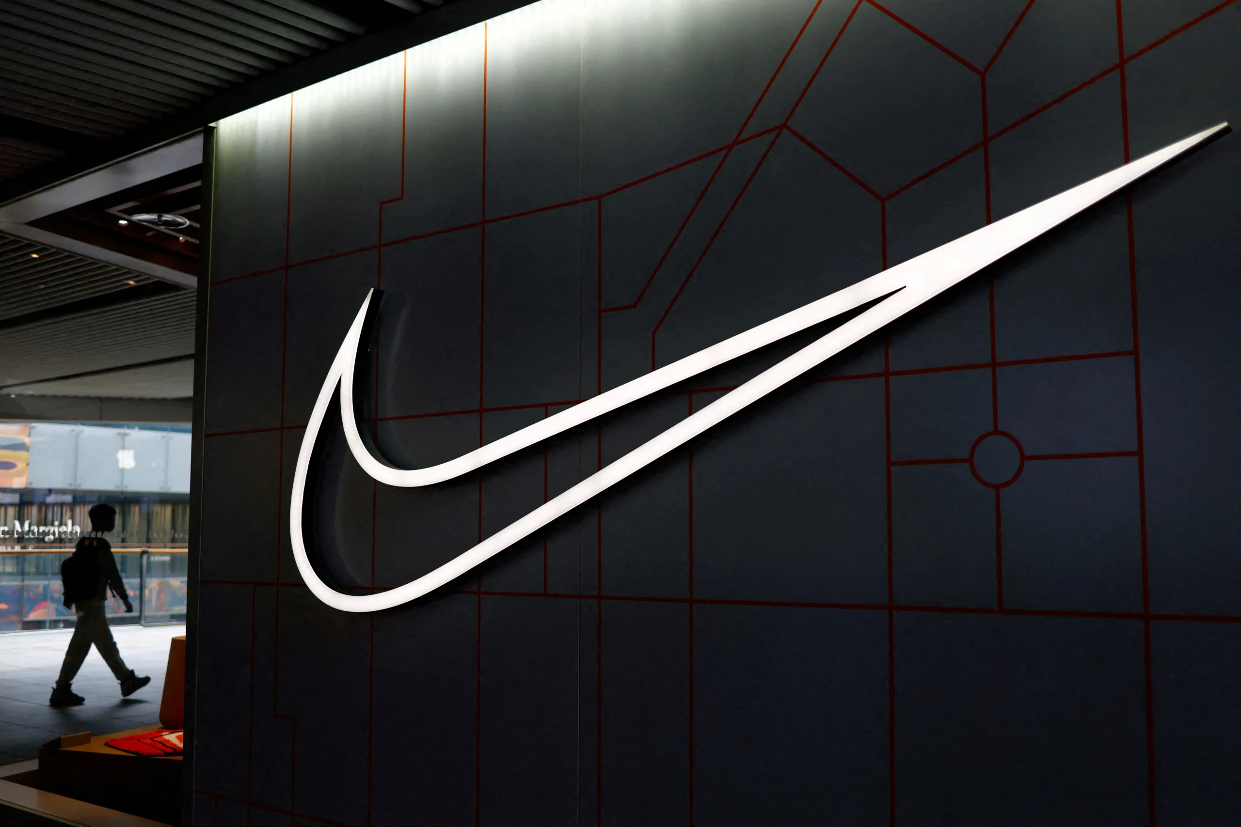 Edifício da Nike com logo, representando a reestruturação e cortes de pessoal