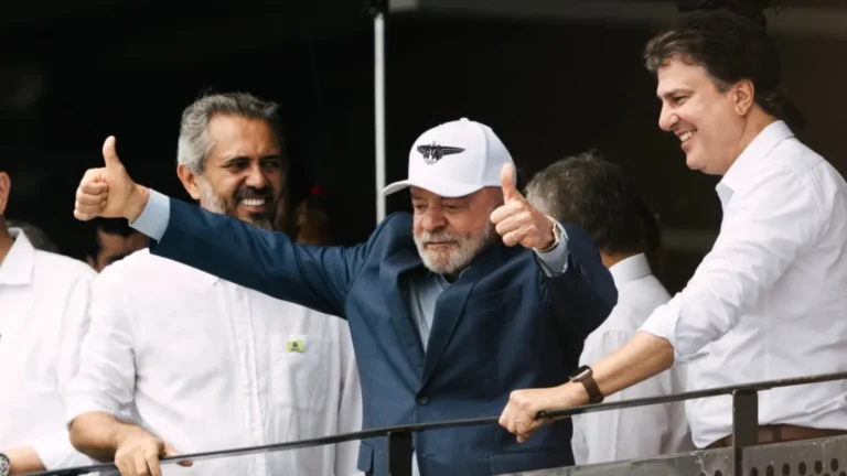 Presidente Lula falando em palco sobre investimentos em educação e programa Pé-de-Meia