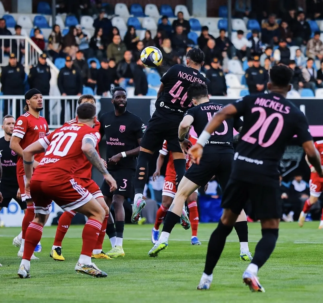 Jogador Nogueira do Sabah, ex-Fluminense, comemorando gol