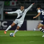 Léo Ceará, jogador do Noroeste, em ação no campo de futebol