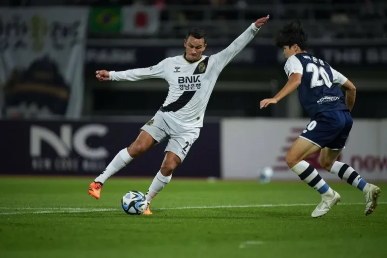 Léo Ceará, jogador do Noroeste, em ação no campo de futebol