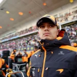 Lando Norris pilotando McLaren F1, corrida, velocidade, piloto britânico