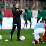 Treinadora Marie-Louise Eta no banco de reservas do Union Berlin