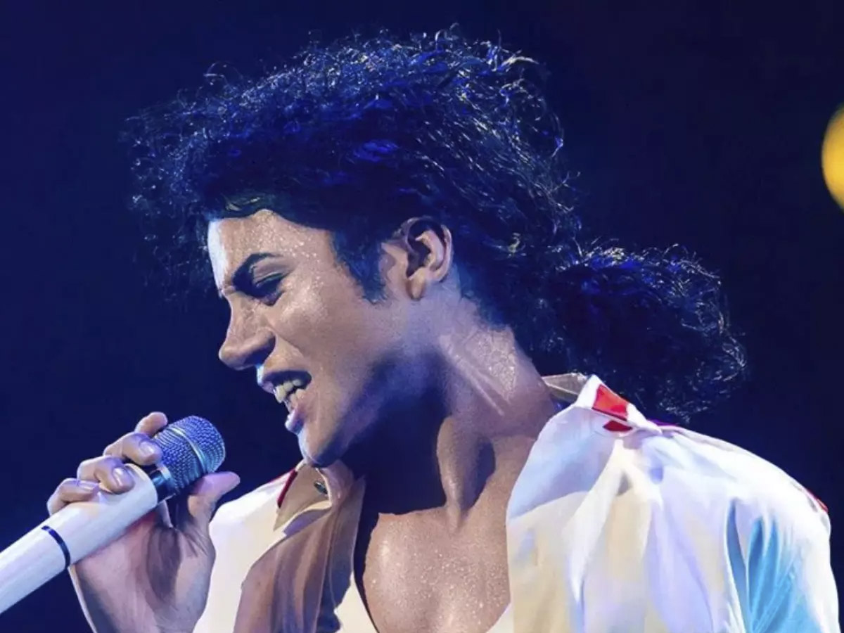 Documentos de tribunal e silhueta de Michael Jackson, denúncias de abuso sexual