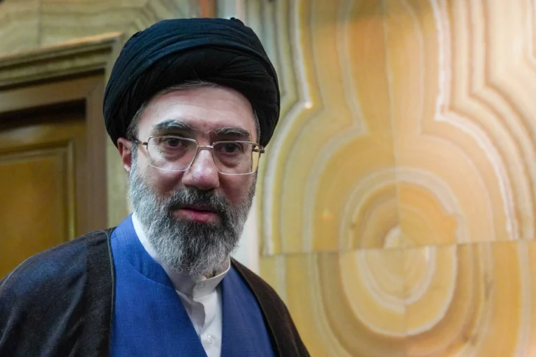 Mojtaba Khamenei, líder supremo do Irã, com ferimentos no rosto
