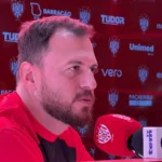 Técnico Henrique Barcellos Noroeste treinando time de futebol