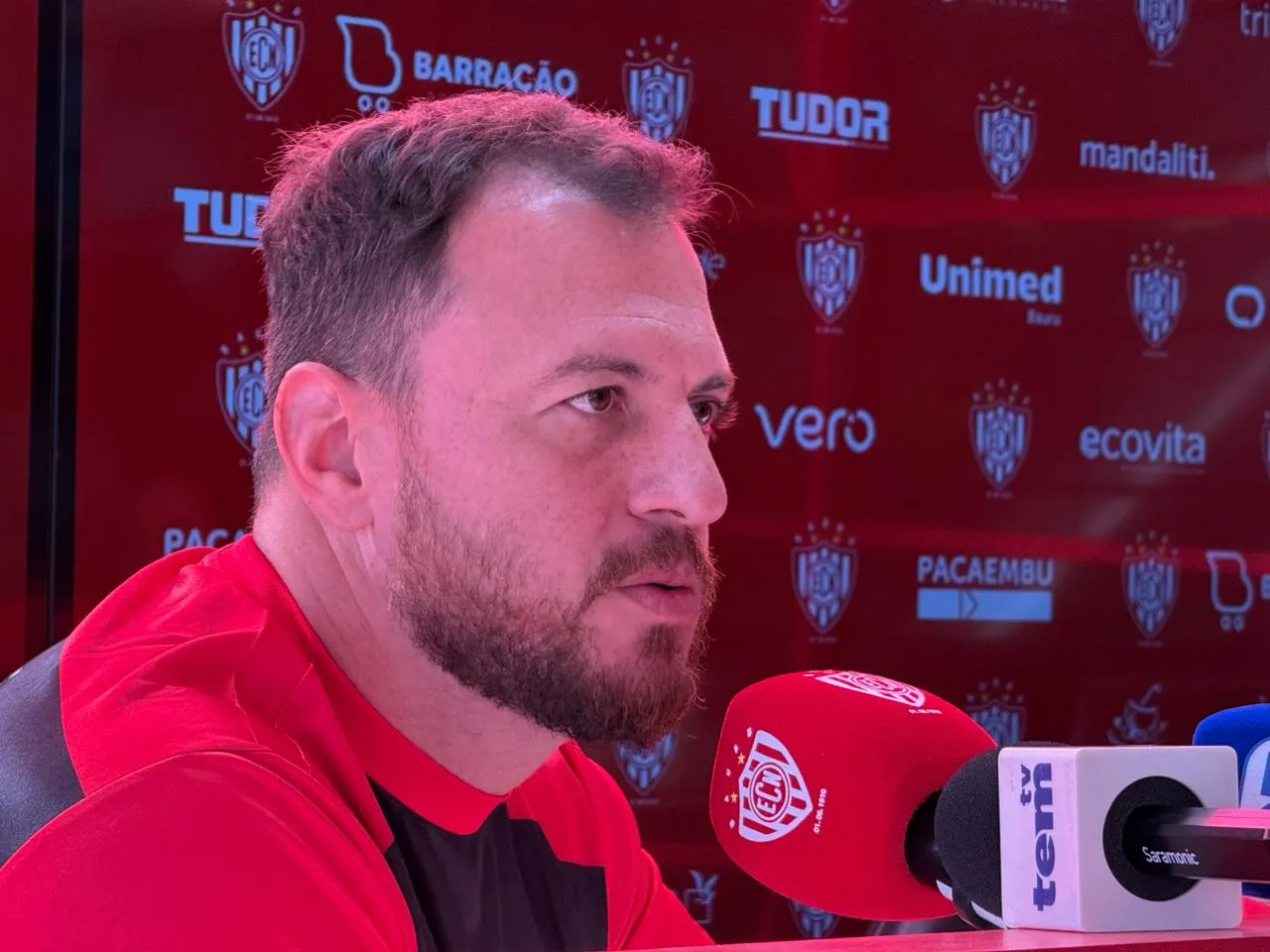 Técnico Henrique Barcellos Noroeste treinando time de futebol