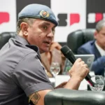 Policial militar com uniforme, simbolizando a investigação sobre ex-comandante da PM e PCC em São Paulo.