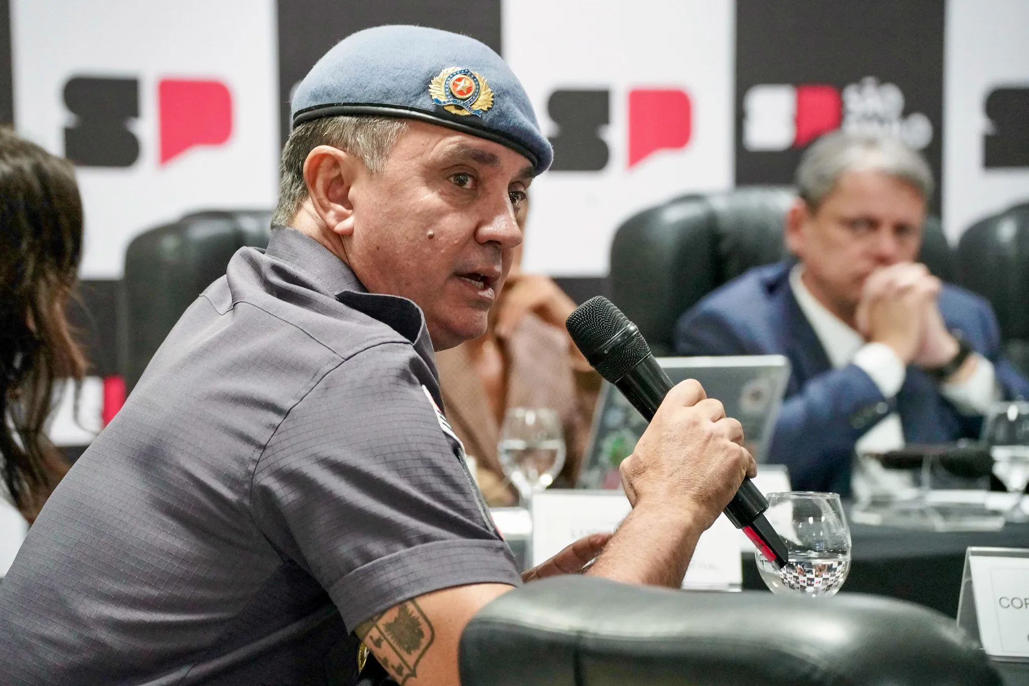 Policial militar com uniforme, simbolizando a investigação sobre ex-comandante da PM e PCC em São Paulo.