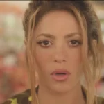 Shakira cantando em show na praia de Copacabana