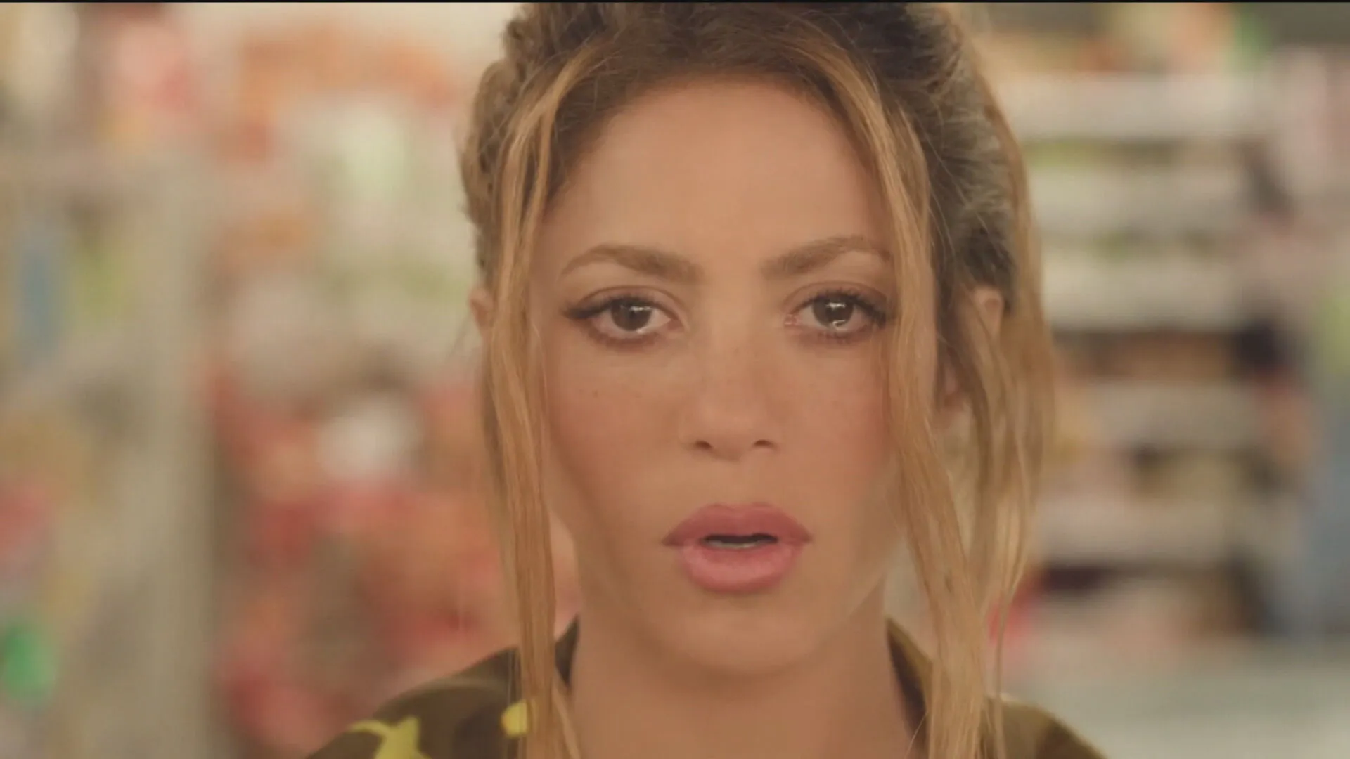 Shakira cantando em show na praia de Copacabana