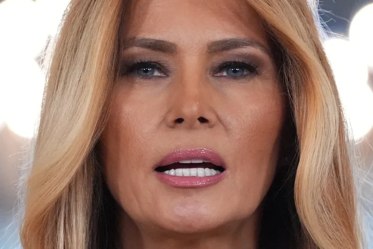 Melania Trump desmentindo boatos sobre Jeffrey Epstein em coletiva de imprensa na Casa Branca.