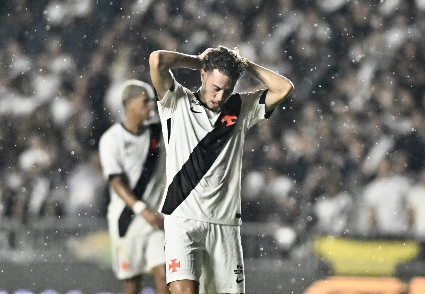 Jogador Nuno Moreira do Vasco sentado no banco em jogo