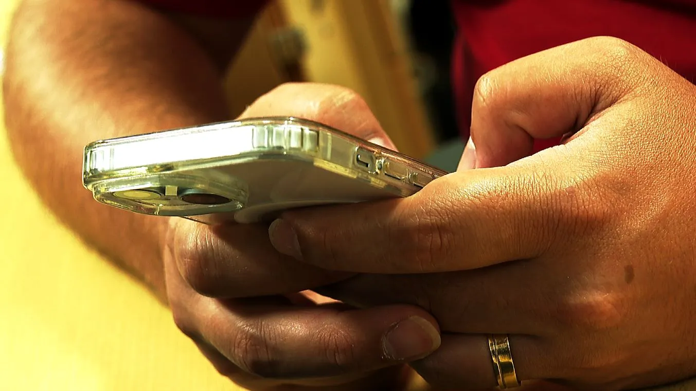 Eleitores brasileiros conversando em sala de pesquisa, refletindo sobre status social e política