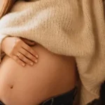 Marcadores de DNA fluorescentes sob microscópio, indicando análise de paternidade para gêmeos de pais diferentes