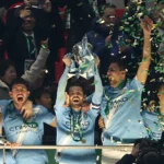 Jogadores do City e Arsenal em ação na corrida Premier League