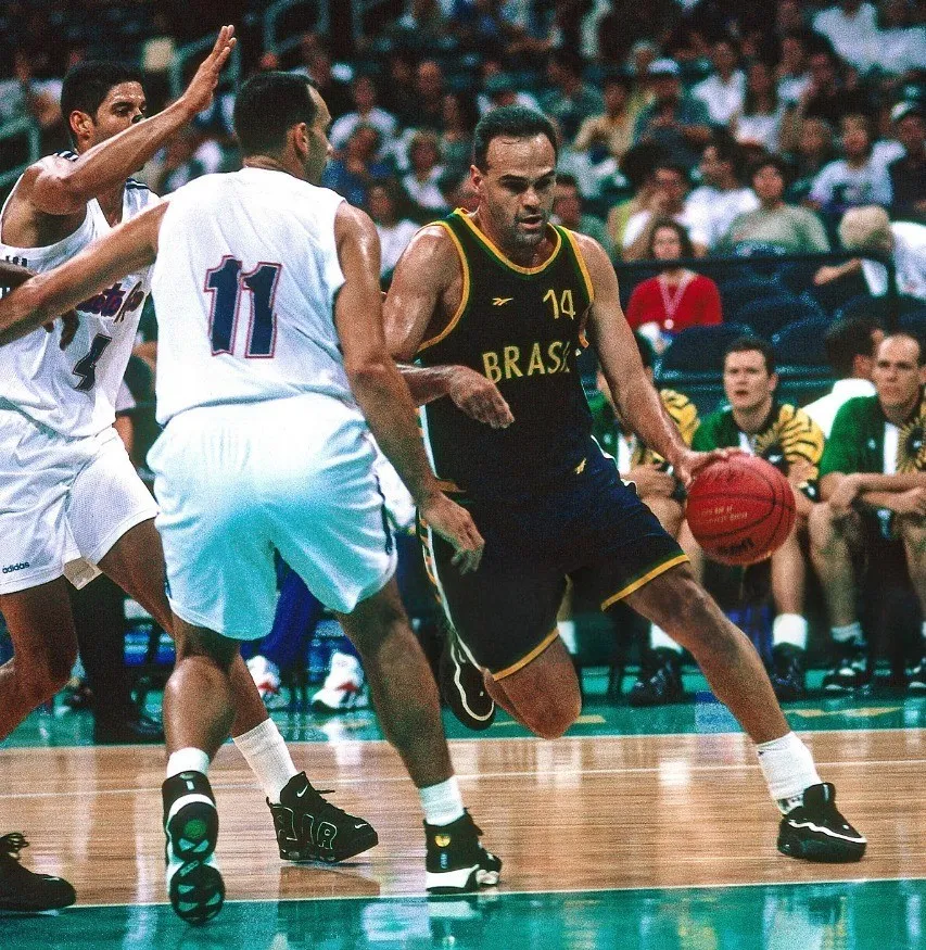 Foto de Oscar Schmidt jogando basquete em Santa Catarina, com Tiago Splitter