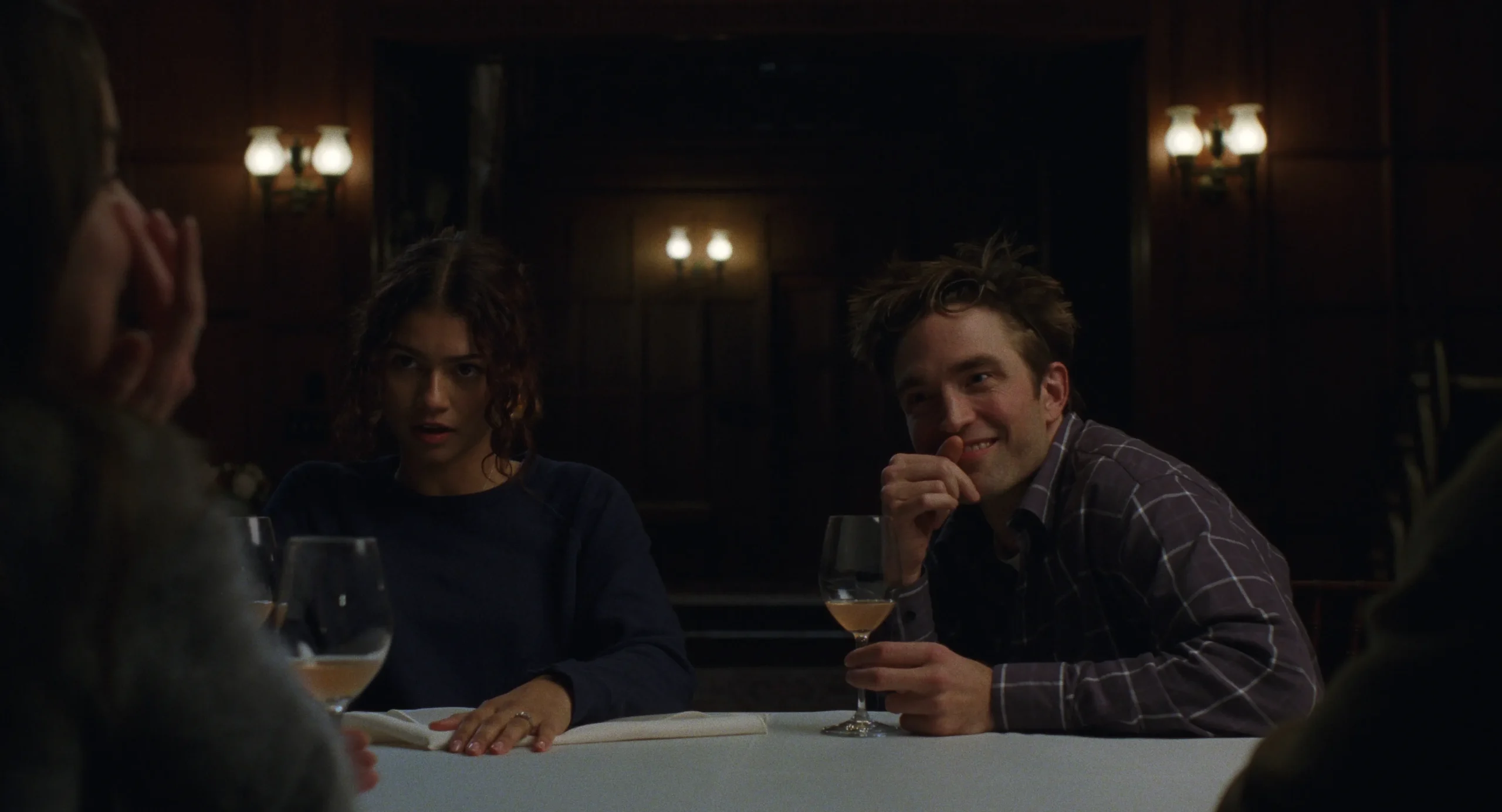 Zendaya e Robert Pattinson em cena tensa de 'O drama', filme que aborda segredos pré-casamento.