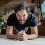 Exercício isométrico agachamento parede para saúde do coração