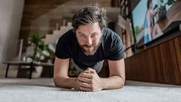 Exercício isométrico agachamento parede para saúde do coração