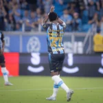 Jogador do Grêmio comemorando gol em campo