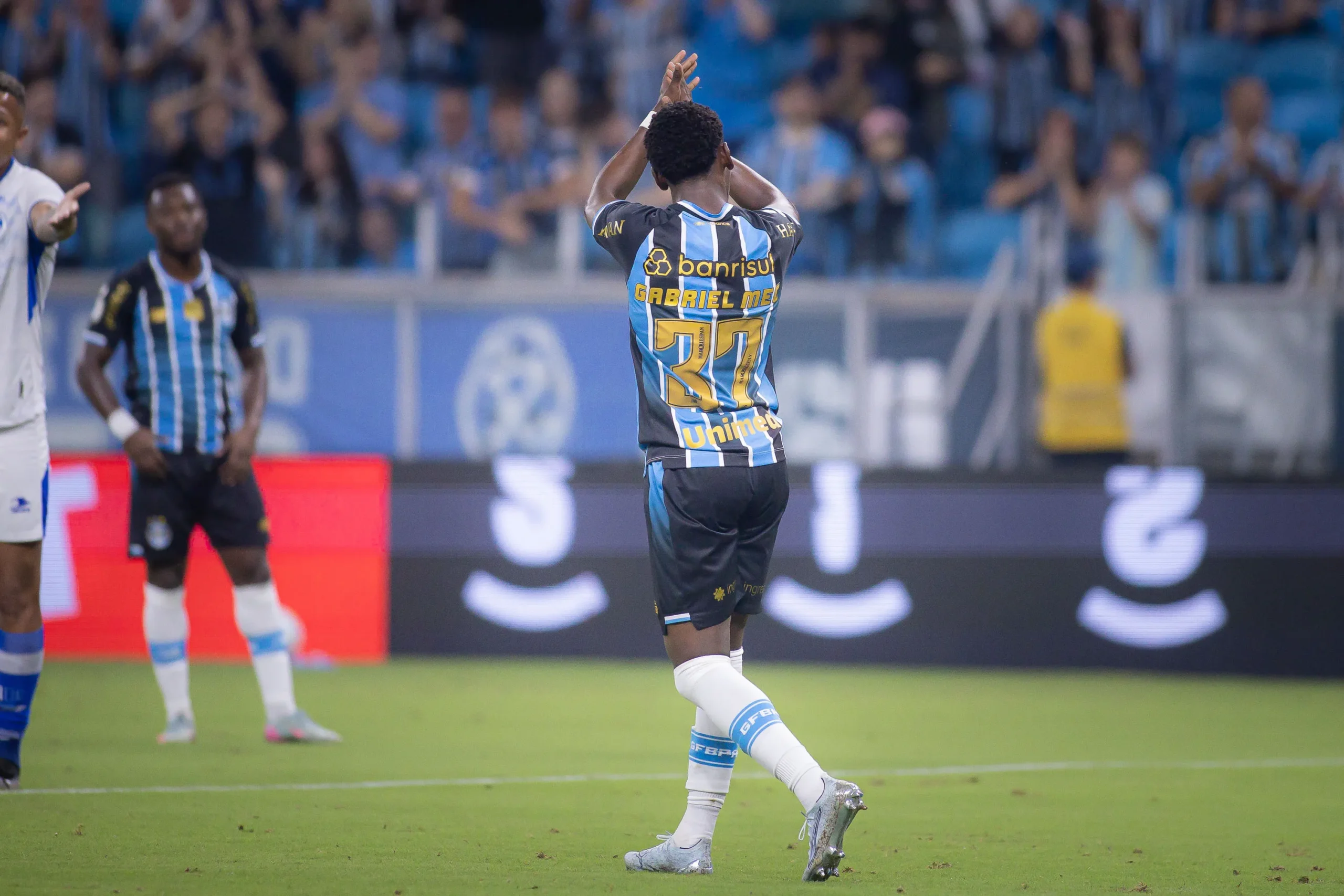 Jogador do Grêmio comemorando gol em campo