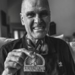 Oscar Schmidt, jogador de basquete brasileiro, em quadra, com a bola, em pose icônica