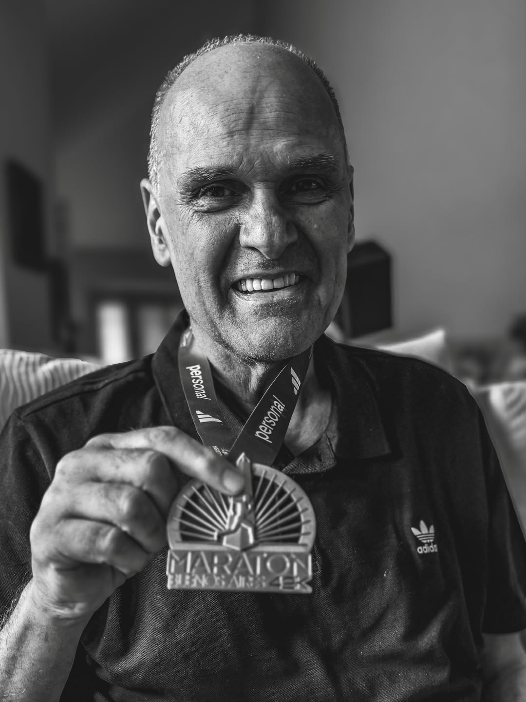 Oscar Schmidt, jogador de basquete brasileiro, em quadra, com a bola, em pose icônica