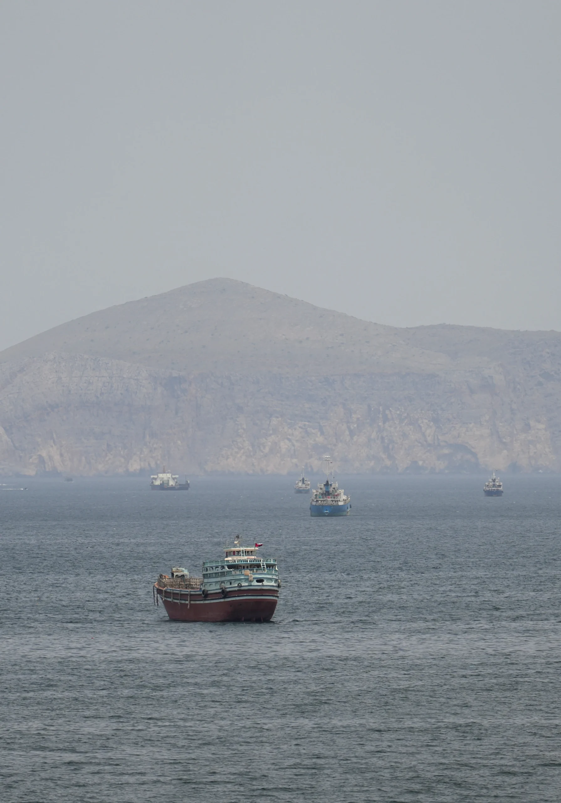 Navio cargueiro e fragata da UE no Estreito de Ormuz