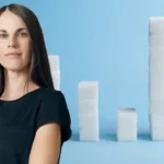 Mulher adulta examinando rótulos de alimentos em supermercado, focando em produtos sem açúcar, com carrinho de compras.