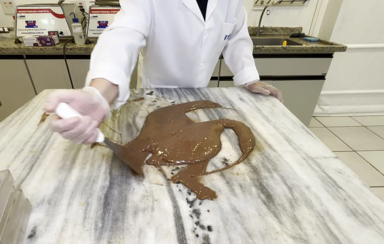 Chocolate temperado, brilho, firmeza, snap, confeitaria